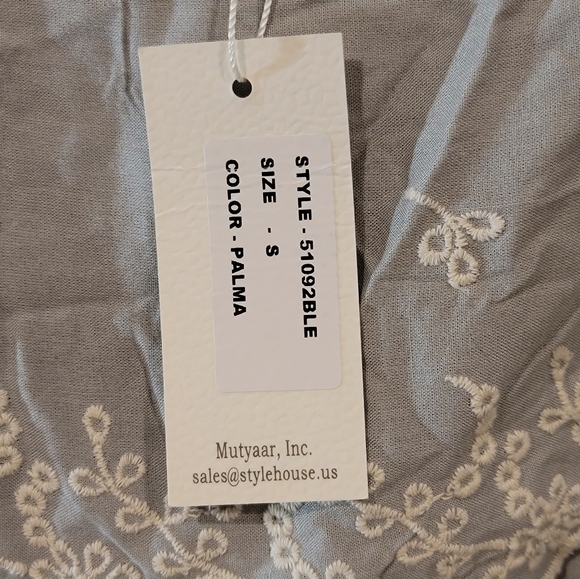 Sim & Sam | Embroidered Floral Sleevelezz crop top | Gray | Size : S NWT - Picture 3 of 4